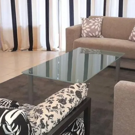 Lovely 3 Bedroom In Center Apartment *