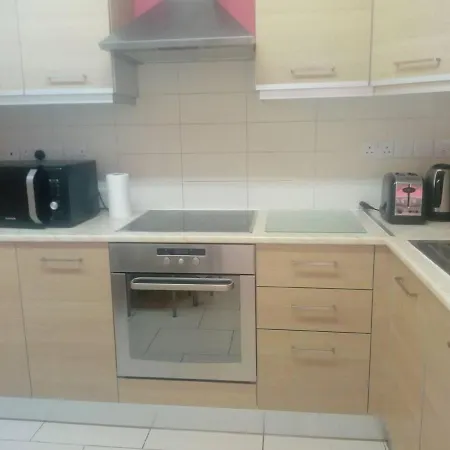Lovely 3 Bedroom In Center