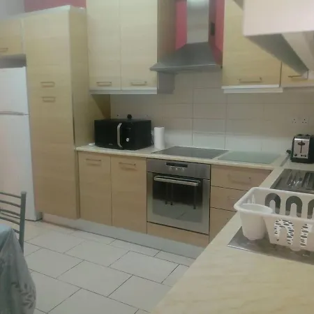 Lovely 3 Bedroom In Center *