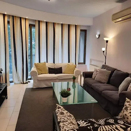 Lovely 3 Bedroom In Center