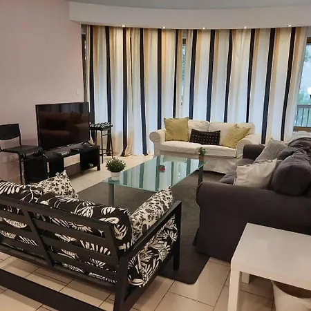 Lovely 3 Bedroom In Center Apartment *